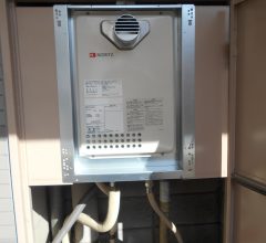 PS扉内の給湯器お取り替え工事！