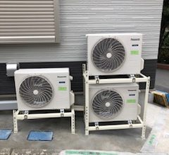 新築物件　エアコン室外機の設置（斜面2台置き）